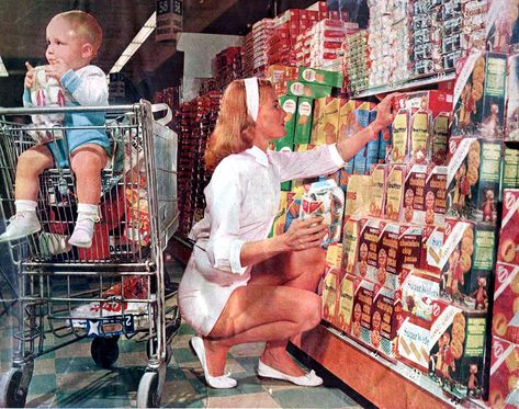 'Pile it High, Sell it Low': The Saga of the Supermarket - Flashbak 50s Grocery Store, 50s Suburbia, Woman Grocery Shopping, Vintage Supermarket, Vintage Grocery, Groceries Shopping, Grocery Supermarket, Stepford Wife, Retro Housewife