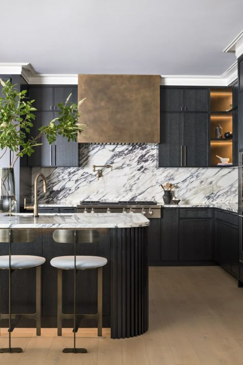 Marble Interior Design, White Marble Backsplash, Curved Kitchen Island, Black Kitchen Design, Marble Kitchen Island, Curved Kitchen, Japandi Kitchen, White Marble Kitchen, Bold Kitchen