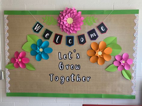 Bulletin board; back to school Welcome Back To School Bulletin Boards Preschool Decorating Ideas, Daisy Bulletin Board Ideas, Welcome Back To School Bulletin Ideas, Boletin Board Ideas Decoration, Bulettin Board Designs, Welcome Spring Bulletin Boards, Welcome Notice Board Decoration, Welcome Board For Classroom, Welcome To School Board Decoration