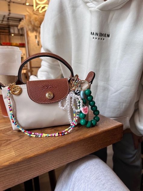 Aesthetic Bag Charms, Bag Charms Aesthetic, Mini Longchamp Bag, Longchamp Bag Outfit, Bag Styling, Birkin Style, Longchamp Mini, Longchamp Bag, Oufits Casual