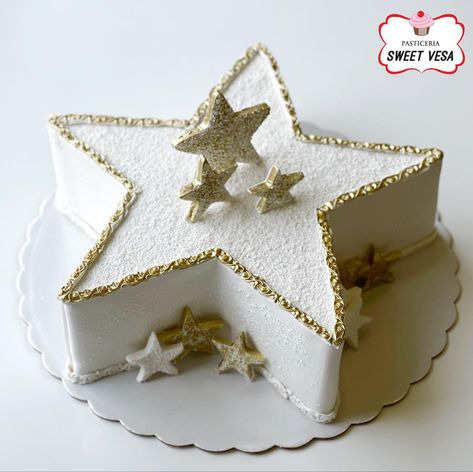 Star cake gold Star Shaped Birthday Cake, Star Cake Birthday, Christmas Entremet, Star Themed Cake, Nye Cake, Star Shaped Cake, Christmas Birthday Cake, 14th Birthday Cakes, 8th Birthday Cake