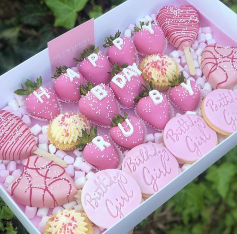 Cake Pop And Strawberry Boxes, Birthday Treat Box Ideas, Birthday Treat Boxes Ideas Sweets, Treat Boxes Ideas Cakes, Dessert Gift Box Ideas, Dessert Box Ideas, Sweet Treat Boxes, Cake Pop Boxes, Brownie Desserts Recipes