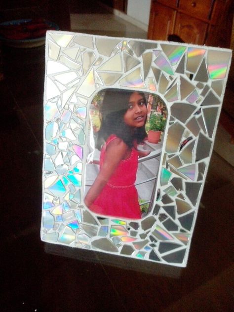 Beat Out Of Waste Craft Ideas, Photo Frames Ideas, Waste Out Of Best, Waste Craft Ideas, Eco Club, Material Crafts, Craft From Waste Material, Handmade Photo Frames, Old Cds