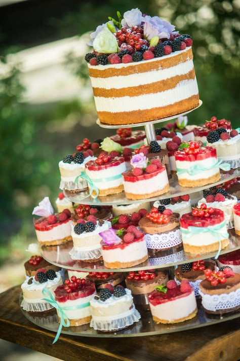 Wedding Fruit Cake, Birthday Cake Fruit, Cheesecake Wedding Cake, Vintage Pasta, Wedding Cheesecake, 50th Anniversary Cakes, Colorful Wedding Cakes, Cake Fruit, Cake Birthday Cake