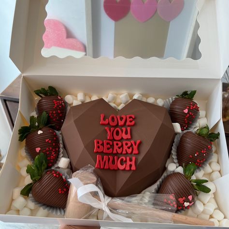 Valentines Day Strawberries, Valentine Chocolate Covered Strawberries, Chocolate San Valentin, Chocolate Covered Desserts, Valentine Strawberries, Breakable Heart, Strawberry Box, Chocolate Covered Strawberry Recipe, Chocolate Covered Strawberries Bouquet