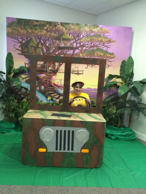 Our photo booth for Journey Off the Map. Jeep made from cardboard covering a small table Tropisk Fest, Jungle Theme Classroom, Safari Jeep, Jungle Thema, Jungle Decorations, Jungle Theme Parties, Deco Jungle, Jungle Safari Party, Zoo Party