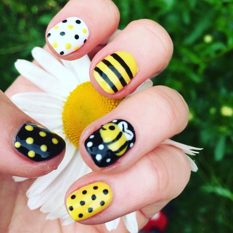 Bee Theme Nails, Bee Nails Design, Bees Nails, Bumblebee Nails, Bee Nail Designs, Nails Stripes, Bumble Bee Nails, Mom Nails, Bee Nails