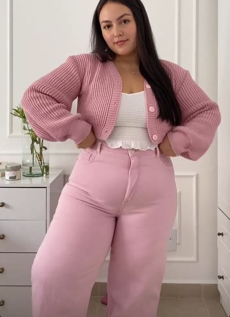 Uma mulher jovem usando uma calça jeans rosa, uma camiseta crop top branca e um sueter de crochet rosa bem soltinho com botões Midsize Pink Outfit, Pink Outfits Plus Size, Pink Outfit Plus Size, Plus Size Pink Outfits, Pink Plus Size Outfits, Pfp Pink Aesthetic, Sadie Total Drama, Fashion Outfits Midsize, Casual Chic Plus Size