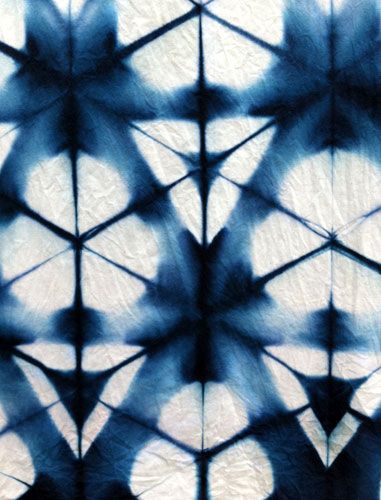 Tie Techniques, Shibori Textiles, Shibori Dyeing, Itajime Shibori, Shibori Diy, Shibori Designs, Folding Techniques, Textile Dyeing, Shibori Pattern