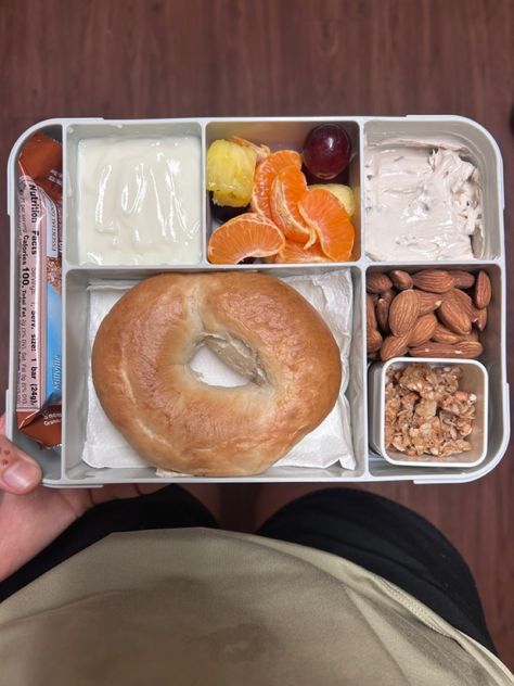 School Lunch Organization, Almond Food, Breakfast Bento, Bagel Breakfast, Yoghurt Bowl, Baby Meals, Lunch Box Ideas, Fun List, Bagel Cream Cheese