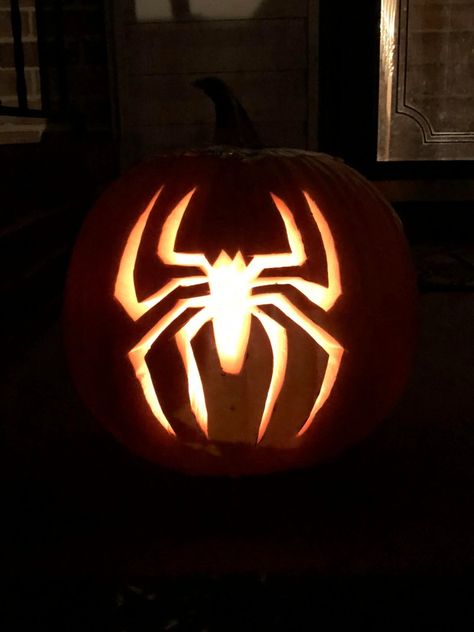 Jack O Lantern Spiderman, Spiderman Pumkin Carving, Spider Man Carved Pumpkin, Pumpkin Carving Ideas Superhero, Spiderman Carved Pumpkin, Spider Carving Pumpkin, Ironman Pumpkin Carving, Scarlet Witch Pumpkin Carving, Easy Spiderman Pumpkin Carving