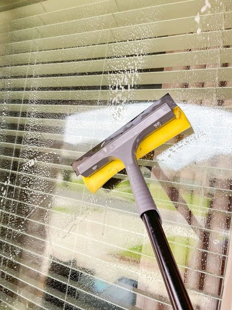 This is my no fail, Streak Free Window Cleaning Recipe for outside windows using a couple of simple products you probably already have at home. Contractor Business, Streak Free Windows, Deep Cleaning Checklist, Window Cleaning Tools, Diy Cleaning Solution, Easy Cleaning Hacks, Washing Windows, Dawn Dish Soap, Simple Products