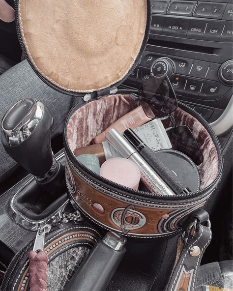 Western Car Accessories Cowgirl Bling, Western Makeup Bag, Western Bags Purses, Western Car, Casual Country Outfits, Western Bag, Cowgirl Accessories, Western Purses, Cowgirl Aesthetic