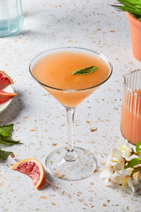 This basil grapefruit martini is made with fresh grapefruit juice and vodka, sweetened slightly and shaken with fresh basil leaves. It's tangy and refreshing, with a subtle pop of aromatic basil for an elegant and invigorating drink. Vodka Martinis, Basil Martini, Orange Crush Cocktail, Tequila And Lemonade, Grapefruit Martini, Caramel Apple Martini, Basil Cocktail, Gin Sour, Lemon Drop Martini