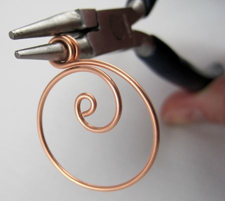 zen-spiral-hoop-earrings-9 Hoop Earrings Tutorial, Earrings Tutorial, Wire Jewelry Making, Bijoux Fil Aluminium, Trendy Jewerly, Artistic Wire, Jewerly Making, Earrings Hoops, Wire Jewelry Designs