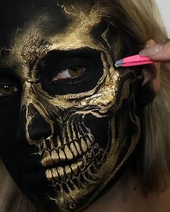 By @the_wigs_and_makeup_manager Halloween Goddess, Demon Goddess, Women Demon, Skull Makeup Tutorial, Goddess Halloween, Fantasy Make-up, Halloween Make-up Looks, Halloweenský Makeup, Goddess Makeup