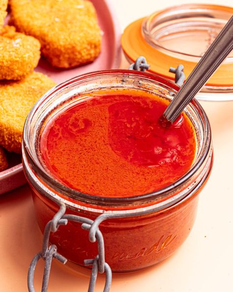 Vegan Buffalo Sauce Recipe, Vegan Buffalo Sauce, Vegan Wings, Buffalo Sauce Recipe, Vegan Worcestershire Sauce, Light Meals, Vegan Dip, Vegan Inspiration, Fried Cauliflower