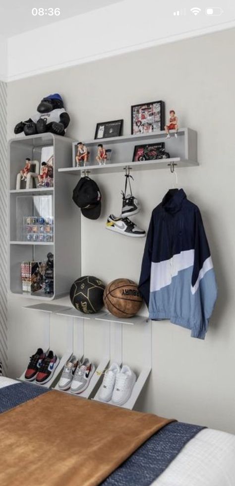 Athletic Room Aesthetic, Athlete Room Aesthetic, Sporty Aesthetic Room, Sporty Room Aesthetic, Sport Room Ideas, Boy Teenager Bedroom Ideas, Sporty Room, Male Room Ideas, Vibey Rooms