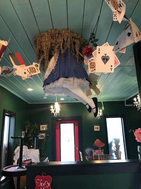 Alice In Wonderland Bedroom, Halloween Alice In Wonderland, Alice In Wonderland Props, Alice In Wonderland Room, Alice In Wonderland Diy, Wonderland Party Decorations, Alice In Wonderland Decorations, Dark Alice In Wonderland, Alice In Wonderland Tea Party Birthday