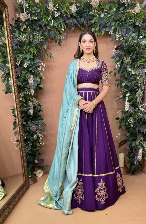 Chaniyacholi Colour Combination, Purple Dupatta Combination, Purple Lehnga Design, Chaniya Choli Colour Combination, Wine Colour Lehenga Color Combos, Purple Chaniya Choli, Contrast Colour Combination, Gujarati Saree, Lengha Blouse Designs