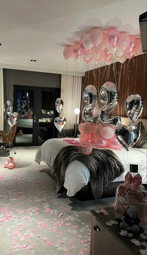 Hotel Birthday Parties, Surprise Birthday Decorations, 17th Birthday Ideas, Happy Birthday Decor, Birthday Room Decorations, Birthday Goals, Cute Birthday Pictures, 21st Birthday Photoshoot, Birthday Ideas For Her