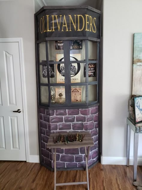 Ollivanders Harry Potter Outside Decorations, Harry Potter Decoration Ideas, Hogwarts Diy Decoration, Harry Potter Hallway Decorations, Decoration Harry Potter, Decoracion Harry Potter, Harry Potter Decorations Party, Harry Potter Decorations Party Birthdays, Harry Potter Halloween Decor