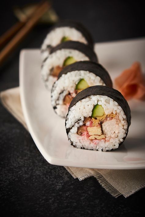 Sushi Etiquette, Type Of Sushi, Types Of Sushi Rolls, Sweet Sushi, Sushi Roll Recipes, Easy Sushi, Types Of Sushi, Sushi Dishes, Sushi Roll