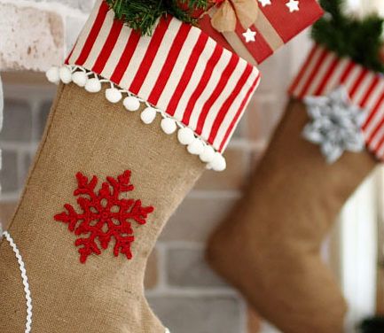 DIY Ideas for Decorating Burlap & Linen Stockings Easy Christmas Stockings, Burlap Christmas Decorations, Christmas Stockings Sewing, Jul Diy, Burlap Christmas Stockings, Baby Mobil, Christmas Sewing Projects, Christmas Stockings Diy, Diy Burlap