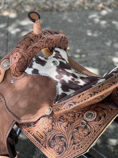 Horses Saddles, Western Horse Tack Turquoise, Western Tack Sets, Barrel Racing Tack Rodeo, Roping Horse, Horse Model, Horse Barn Ideas Stables, Barrel Racing Saddles, Western Horse Saddles