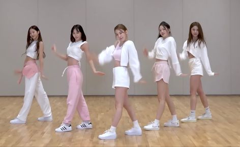 #lesserafim dance practice outfit cute white pink outfit ideas Lesserafim Dance Practice, Pink Outfit Ideas, Dance Outfits Practice, Dancers Outfit, Outfit Cute, Practice Outfits, Dancing Aesthetic, Blue Flames, Black Pink Dance Practice