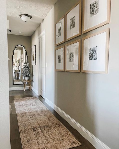 Narrow Hallway Decorating, Hallway Wall Decor, Hallway Design, Upstairs Hallway, Casa Vintage, Narrow Hallway, Home Entrance Decor, Decor Wallpaper, Hallway Decor