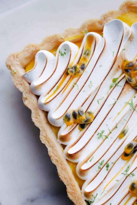 Passion Fruit Meringue, Lime Meringue, Fruit Curd, Curd Tart, Meringue Tart, Passion Fruit Curd, Passionfruit Recipes, Fruit Tart Recipe, Heart On Fire