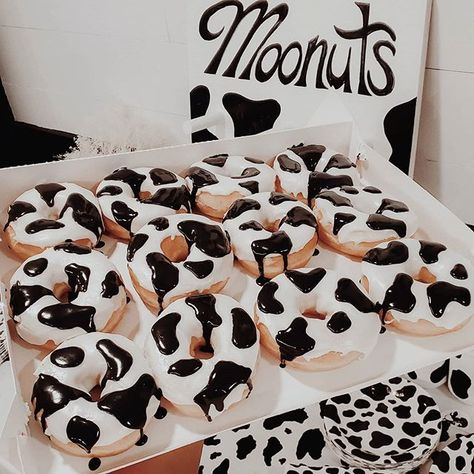 𝓽𝓱𝓮 𝓱𝓪𝓻𝓿𝓮𝓼𝓽 𝓶𝓸𝓸𝓷 𝔀𝓲𝓽𝓬𝓱 ⋆ on Instagram: “Cow Print Everything 🖤 My babes first birthday was a success 🐄 We bought vanilla frosted donuts from Dunkin and my husband frosted them…” Cow Themed Birthday Party Desserts, Cow Birthday Dessert, Cow Theme Strawberries, Cow Birthday Treats, Moo Moo I’m Two Birthday Food Ideas, Cow Print Birthday, Cow Baby Shower Theme, Cow Birthday Parties, Cow Cakes