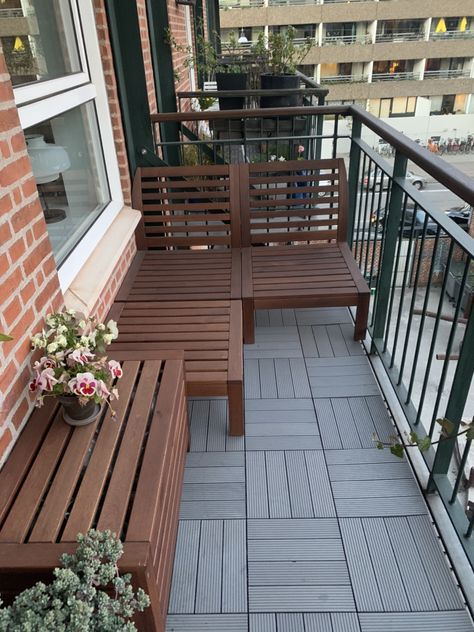 Tiny Patio Ideas, Outdoor Balcony Furniture, Patio House Ideas, Tiny Patio, Small Apartment Balcony Ideas, Small Patio Decor, Small Outdoor Patios, Scandi Living, Small Balcony Design