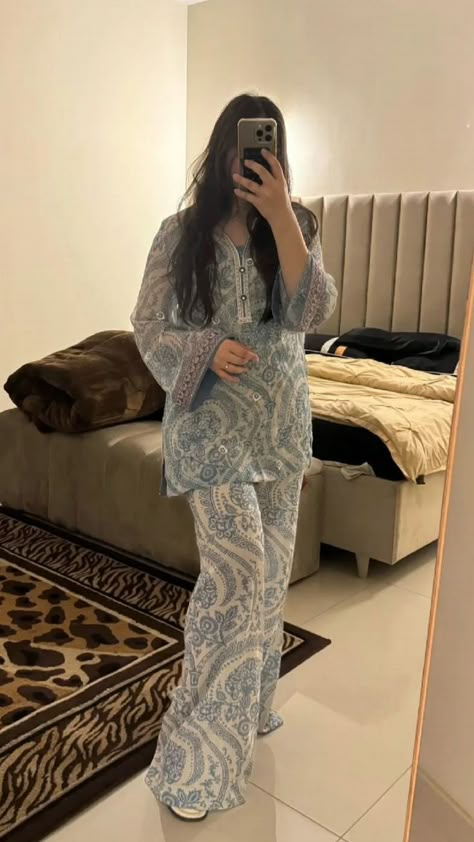 Simple Dress Casual, Trendy Outfits Indian, Suit Ideas, Pakistani Suit, Pakistani Fashion Casual, Casual Indian Fashion, Desi Fashion Casual, Pakistani Fancy Dresses, Pakistani Dresses Casual