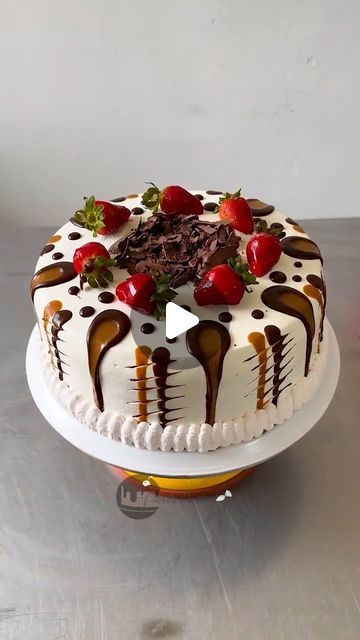 Learn To Make Cakes on Instagram: "Didn’t you know it yet? We have a course for you to learn how to decorate cakes like a professional 🎂❤️
✅Go to the link in my profile for more information
.
.
#pastry #cakes #personalizedcakes
#creativepastry #artisanalpastry #homemade
#personalized #decoratedcookies" How To Decorate Cake, How To Decorate Cakes, Slice Cake, Torte Decorate, Cookie Decorations, Wedding Cakes With Cupcakes, Personalized Cakes, January 19, Wedding Cupcakes