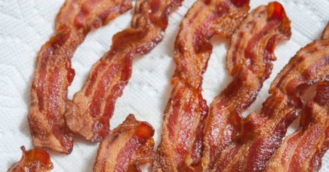 Why You Should Start Flouring Your Bacon Bake Bacon, Bacon In The Oven, How To Make Bacon, Cooking Bacon, Baked Bacon, Bacon Recipes, Slow Cooking, Breakfast Foods, Crispy Bacon