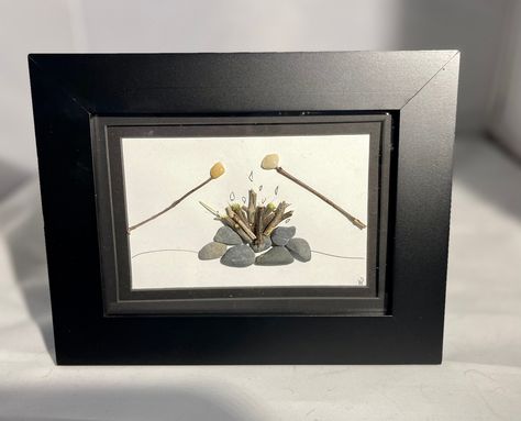 Rock Canvas Art, River Rock Crafts, Beach Glass Projects, Rock Crafts Diy, Roast Marshmallows, Beaded Bugs, Rock Pictures, Stone Pictures Pebble Art, Sea Glass Art Projects