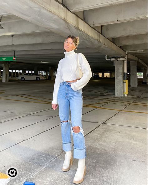 White Top And Jeans Outfit Winter, White And Blue Winter Outfit, Blue Jean Winter Outfits, White Top Winter Outfit, White Turtleneck Outfit Aesthetic, How To Style A White Turtleneck, White Turtleneck Outfit Winter, Cozy Date Outfit, Style White Turtleneck