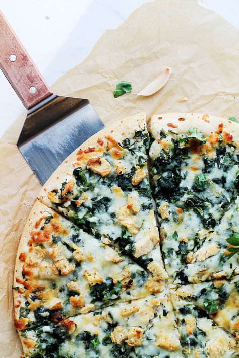 kale pizza Eat More Greens, Garlicky Chicken, Chicken And Kale, Kale Pizza, Garlicky Kale, Pizza Food Truck, Chicken Kale, Chicken Pizza Recipes, Sauteed Kale