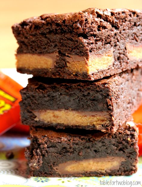 These Reese’s Cup brownies are a great way to use up leftover Halloween candy. Or a great excuse to buy some candy. Brownie Cups, Blueberry Cobbler, Easy Blueberry, Peanut Butter Recipes, Eat Dessert First, Yummy Sweets, How Sweet Eats, Chocolate Brownies, Eat Dessert