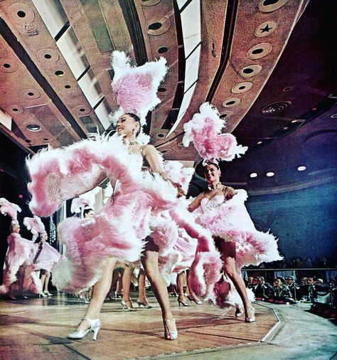 The60sBazaar’s Instagram post: “Las Vegas showgirls (📸 J R Eyerman, 1963) #vintage #lasvegas #showgirls #costume #pink #iconic #photographer #jreyerman #sixties #1960s” Showgirl Aesthetic, Las Vegas Costumes, Showgirl Costume, Vegas Showgirl, Old Vegas, Evening Post, Saturday Evening Post, Fun Fair, Denim Diy