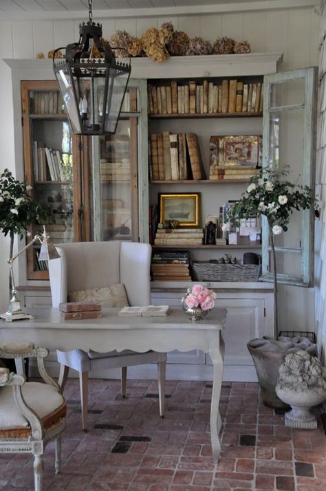 Beautiful Vintage Style Office Chic Chalet, Frosé, Real Estat, Decor Shabby Chic, French Country Cottage, Pool Design, French Country House, Diy Desk, Cool Ideas