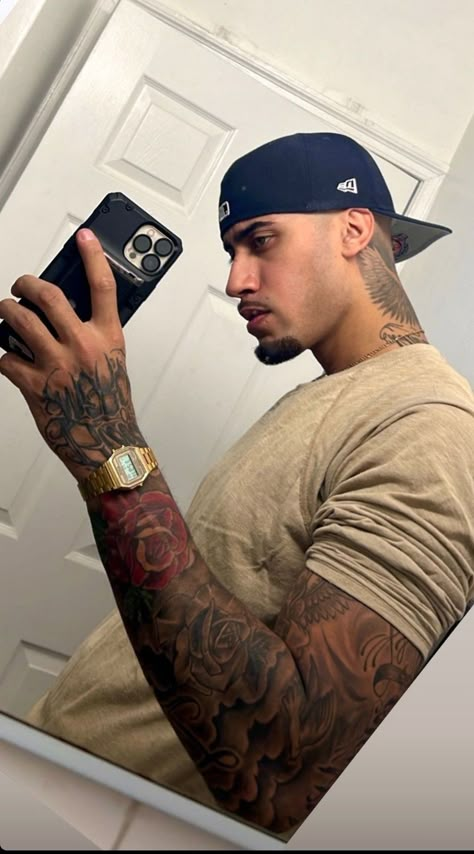 Man With Roses In Hand, Fine Men With Tattoos, Handsome Latino Men, Handsome Hispanic Men, Fine Mexican Boys, Dominican Men, Men With Tattoos, Puerto Rican Men, Hot Mexican Men