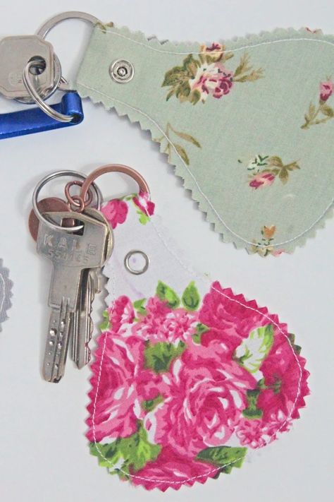 Keychain Diy Easy, Fabric Keychains, Key Fobs Diy, Printable Schedule, Fabric Keychain, Schedule Printable, Scrap Fabric Projects, Fabric Markers, Cleaning Schedule