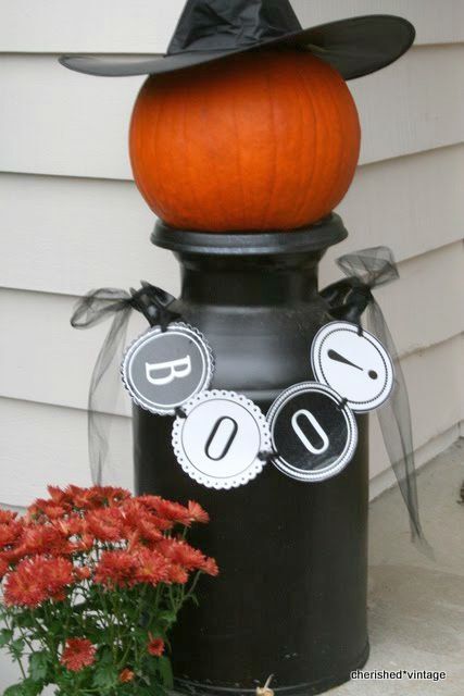 Milk Can Decor, Old Milk Cans, Halloween Decor Diy, Halloween Displays, Milk Carton, Milk Cans, Fall Holidays, Halloween Decoration, Fall Fun