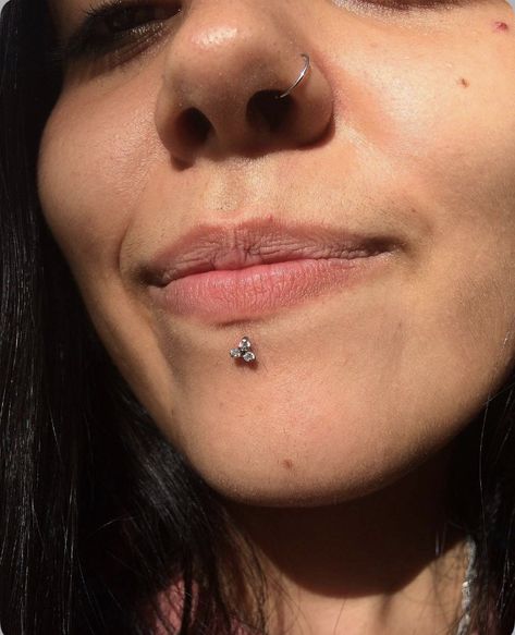 Labret Piercing Stud, Labret Piercing Ring, Neck Tattoos Women, Face Piercings, Cool Piercings, Labret Piercing, Piercing Ring, Lip Piercing, Neck Tattoo