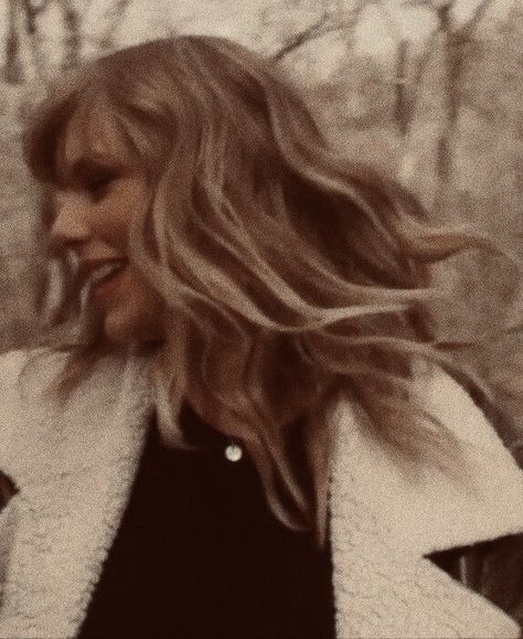 Beige Spotify Covers, Brown Taylor Swift, Dark Academia Pfp, Light Brown Wallpaper, Academia Hairstyle, Moonage Daydream, Light Academia Aesthetic, Aesthetic Dark Academia, Academia Wallpaper