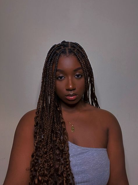 Brown Braids On Dark Skin Women, Brown Braids For Black Women Dark Skin, Knotless Braids Dark Skin, Braids On Dark Skin Women, Dark Brown Braids For Black Women, Dark Brown Knotless Braids, Brown Braids On Dark Skin, Dark Skin Braids, Dark Brown Box Braids