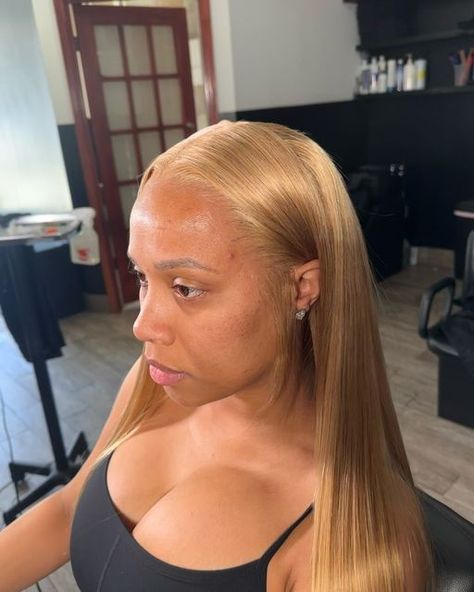 BROOKLYN Hairstylist📍🍦 on Instagram: "Honey- comb🍯   This color with my client’s skin just goes so well together ! Absolutely gorgeous & No baby hair requested- Silk press or Frontal ??? 🫣  𝐀𝐬 𝐌𝐨𝐭𝐡𝐞𝐫’𝐬 𝐃𝐚𝐲 𝐚𝐩𝐩𝐫𝐨𝐚𝐜𝐡𝐞𝐬, 𝐈’𝐦 𝐠𝐢𝐯𝐢𝐧𝐠 𝐚𝐥𝐥 𝐦𝐲 𝐦𝐨𝐦𝐬 𝐚 𝐝𝐢𝐬𝐜𝐨𝐮𝐧𝐭 𝐜𝐨𝐝𝐞 𝐭𝐨 𝐮𝐬𝐞 𝐟𝐨𝐫 𝐲𝐨𝐮𝐫 𝐧𝐞𝐱𝐭 𝐮𝐩𝐜𝐨𝐦𝐢𝐧𝐠 𝐚𝐩𝐩𝐨𝐢𝐧𝐭𝐦𝐞𝐧𝐭 in MAY 🤍 up until the 13th  𝐔𝐬𝐞 𝐜𝐨𝐝𝐞 ‘𝐌𝐀𝐌𝐀’ 𝐟𝐨𝐫 $𝟏𝟓 𝐨𝐟𝐟 𝐚𝐧𝐲 𝐬𝐞𝐫𝐯𝐢𝐜𝐞 $100 Wednesdays are excluded   #brooklynhairstylist#nyc#protectivestyles #atl#spring#springhair #coloredhair#tiktok#explorepage" Honey Blonde Hair Silk Press, Blonde Hair Silk Press, Honey Blonde Hair Natural Hair, Ash Honey Blonde Hair, Honey Blonde Silk Press, Silk Press With Color, Black Girls Blonde Hair, Blonde Silk Press, Honey Blonde Hair On Black Women